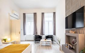New, High Quality Apartment In The City Center